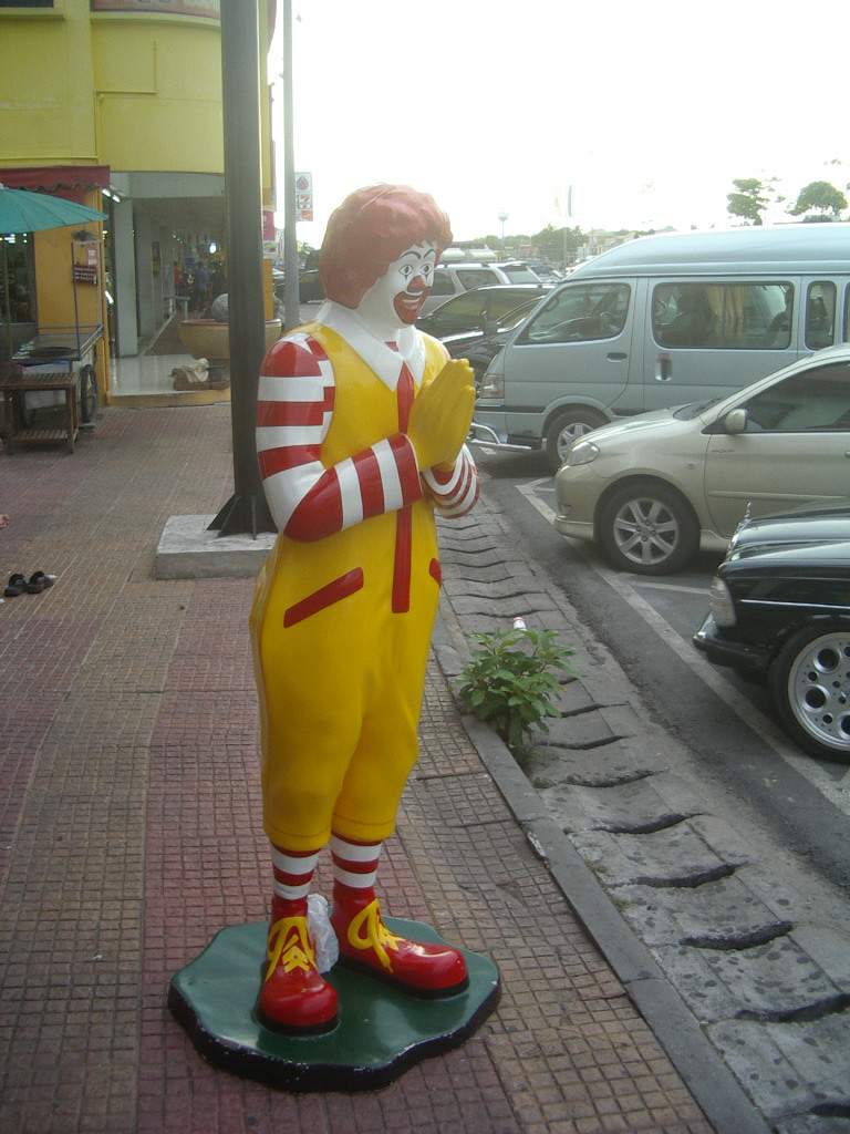 Gassho Ronald McDonald in Thailand, by Fred Allendorf